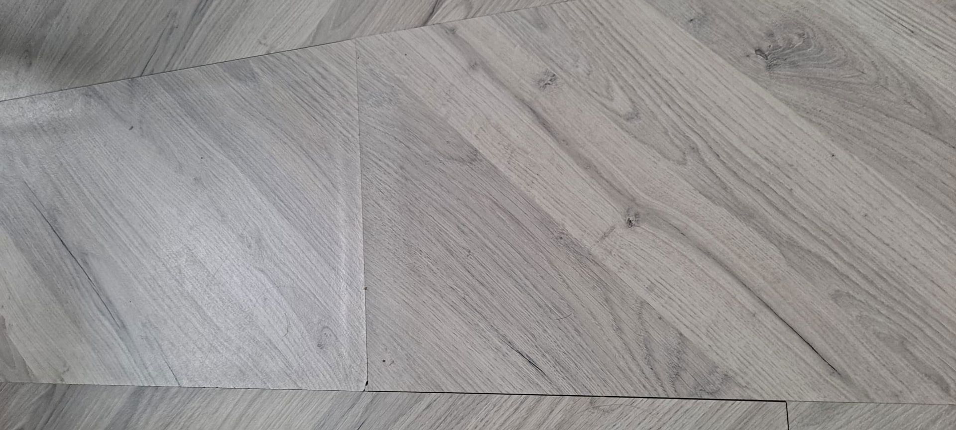 Hinchazón de los Suelos Laminados Hinchazón del Suelo Laminado
Uno de los problemas más comunes es la hinchazón. El suelo laminado puede absorber agua, especialmente en los bordes y juntas, lo que provoca que las tablas se hinchen y deformen. Esto ocurre porque la capa interna del laminado, generalmente hecha de fibras de madera prensada, es muy porosa y susceptible a la humedad.