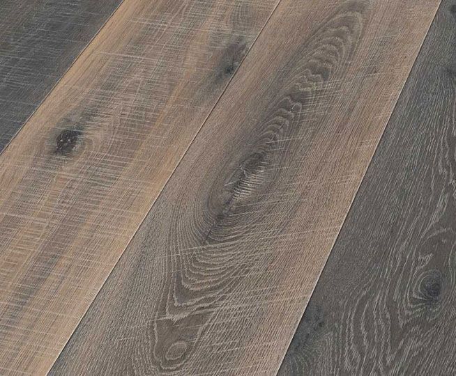 detalle de la superficie de un suelo de madera con la superficie con golpes de sierra