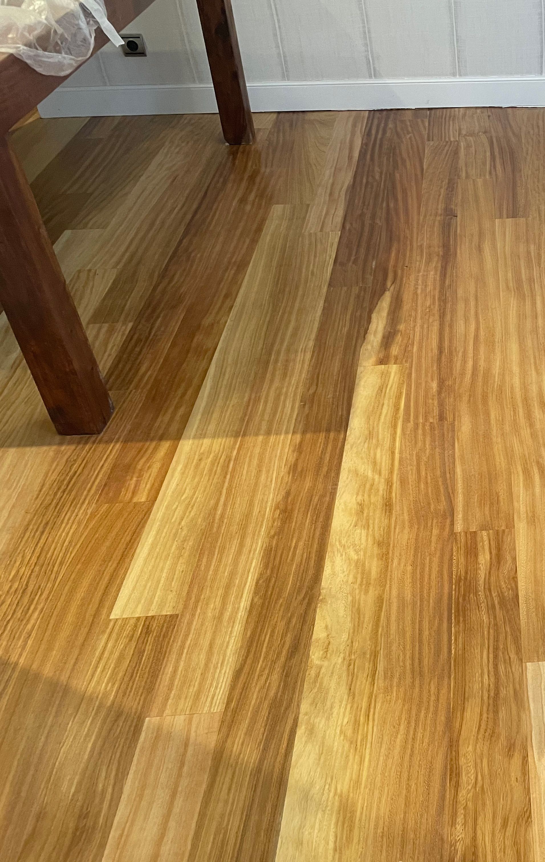 Tarima de madera de Elondo natural acabado al aceite  Imagen de un suelo de madera de elondo natural acabado al aceite