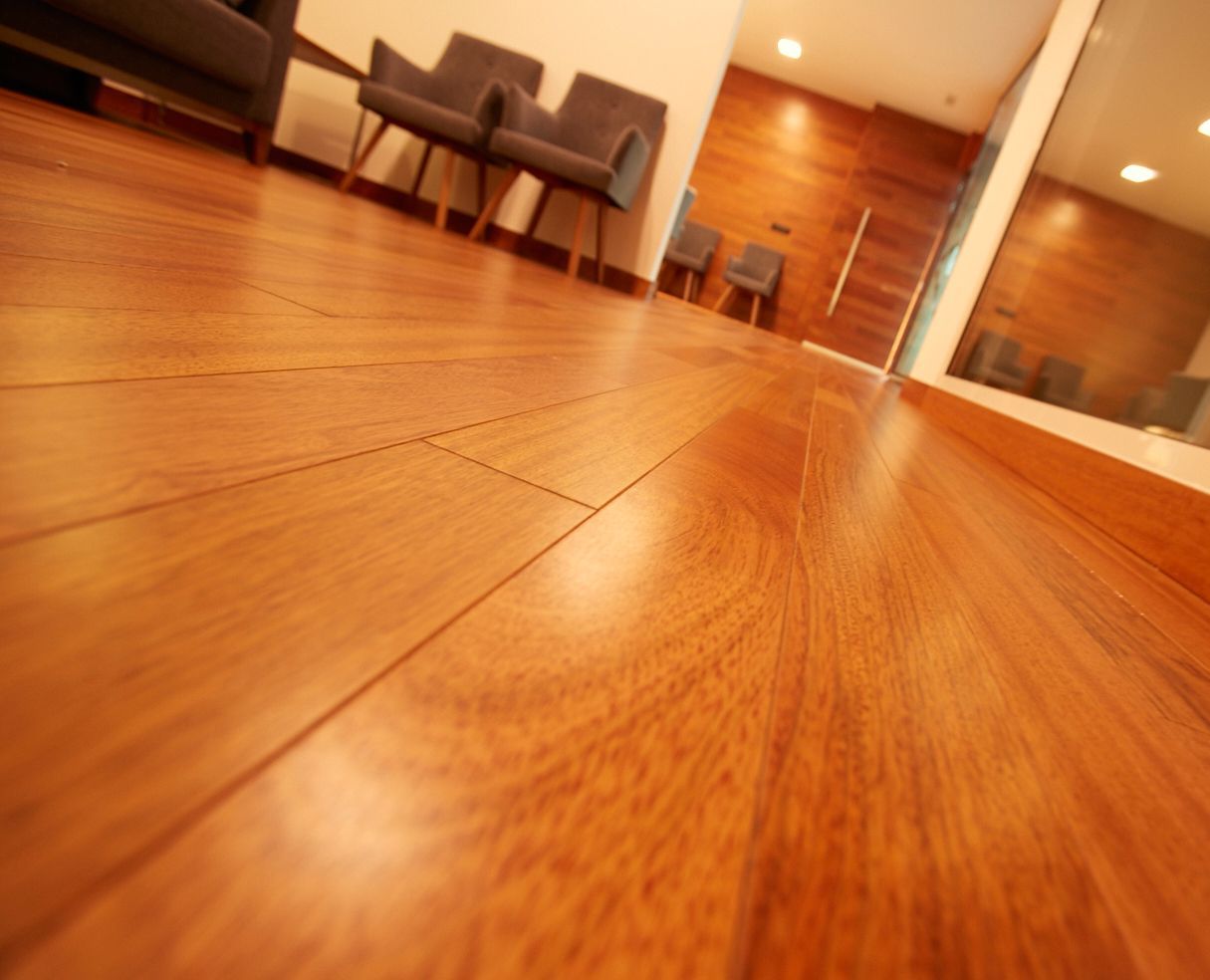 Tarima de madera de Jatoba natural acabado con barniz Imagen de un suelo de madera de Jatoba natural acabado con barniz