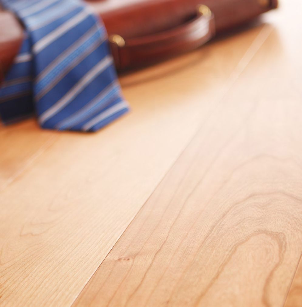 tarima maciza con un acabado natural. La madera tiene un aspecto satinado y muestra la veta natural