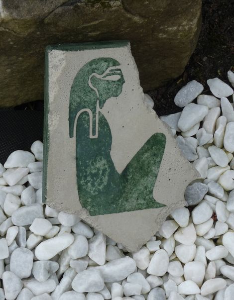 Bruchstück mit Kleinod aus Beton