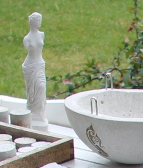 Kleine Venus und Vogeltränke Kleinod aus Beton