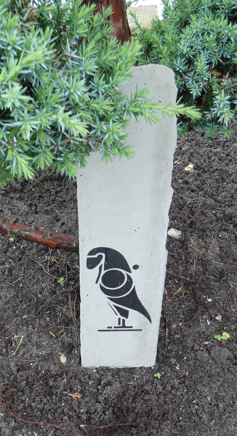 Bruchstück mit ägyptischem Vogel Kleinod aus Beton