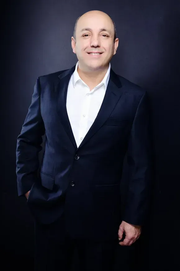 Hellseher Emanuell Charis – bekanntes Medium aus Düsseldorf