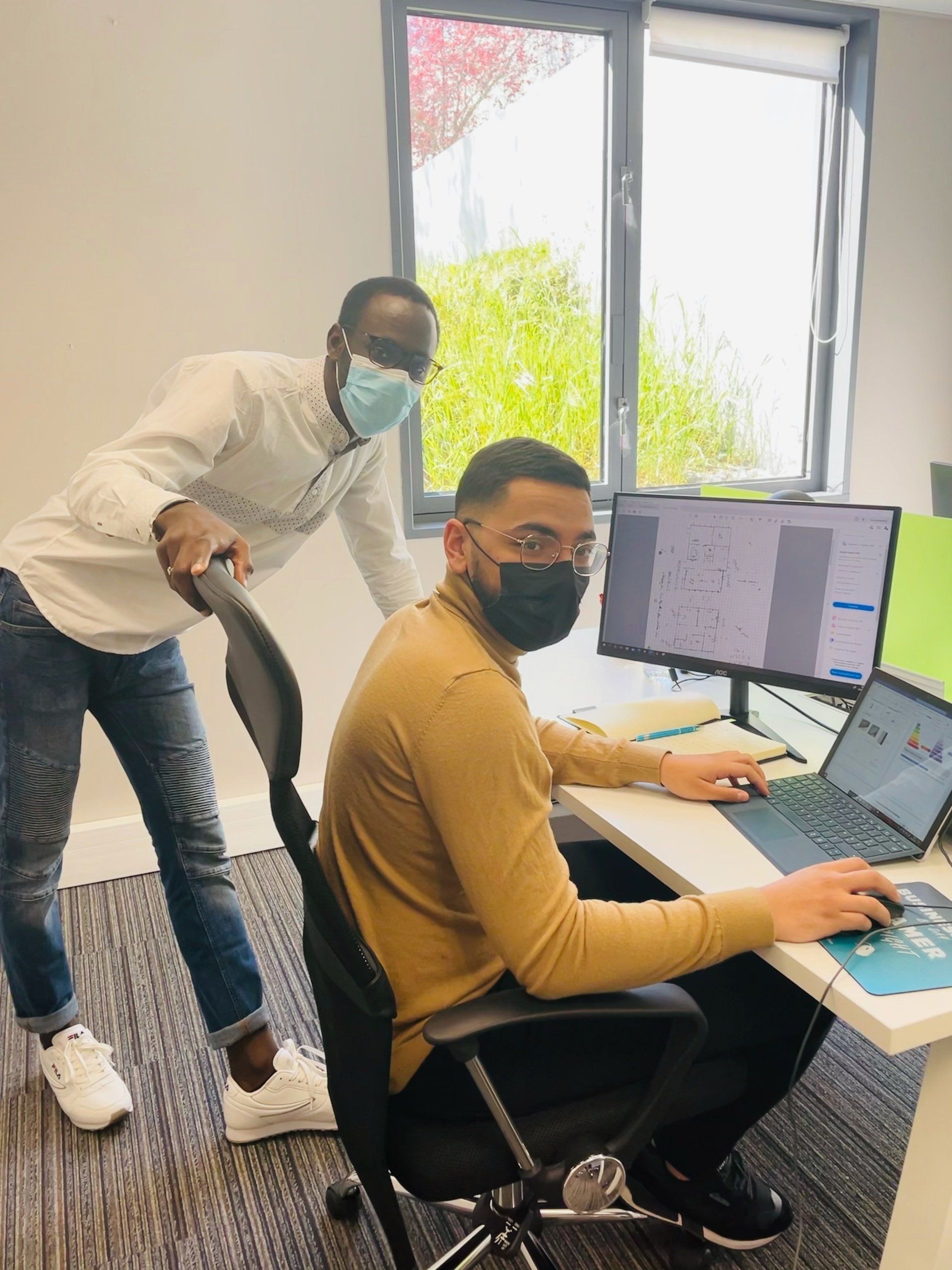 Amar Wade, responsable technique à APPORE, et Adel Taleb, stagiaire en génie thermique.