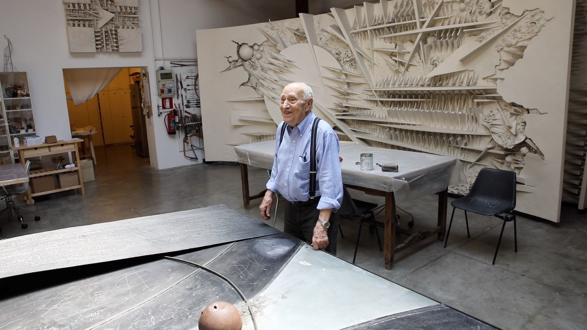 L'artista italiano Arnaldo Pomodoro davanti all'opera L'inizio del tempo