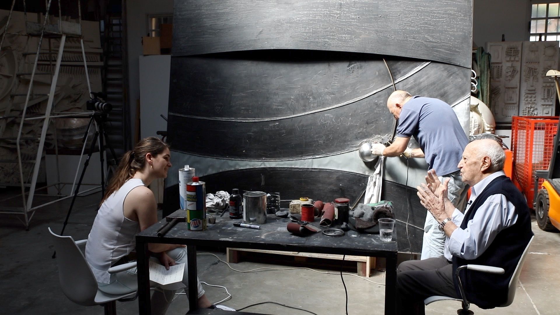 Anna Kiehl e Arnaldo Pomodoro parlano. Sullo sfondo l'opera d'arte L'inizio del tempo