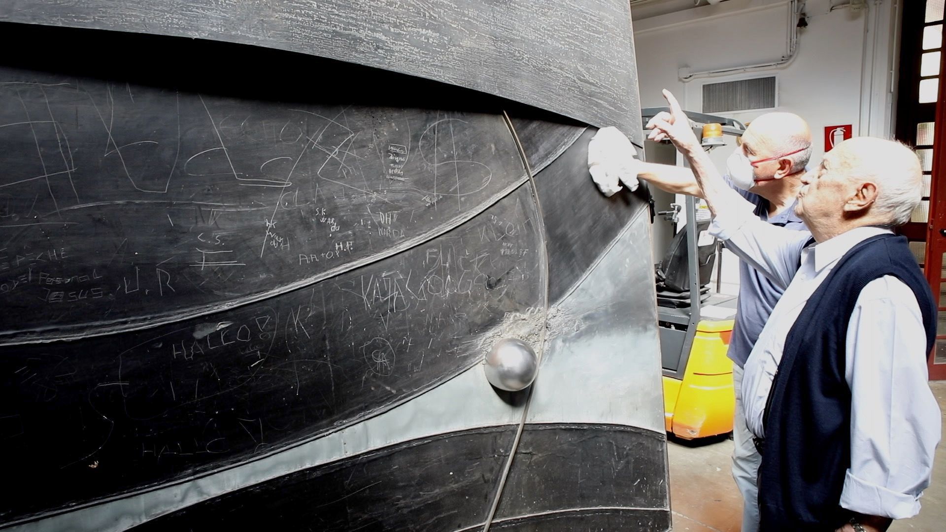 Der italienische Künstler Arnaldo Pomodoro und sein Assistent Massimo Sassi arbeiten am Kunstwerk L'inizio del tempo