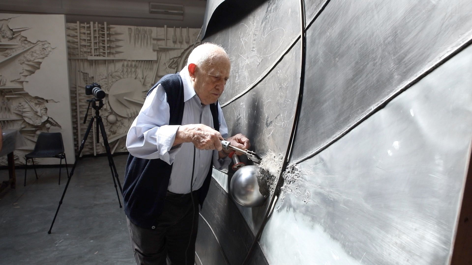 L'artista italiano Arnaldo Pomodoro lavora all'opera L'inizio del tempo