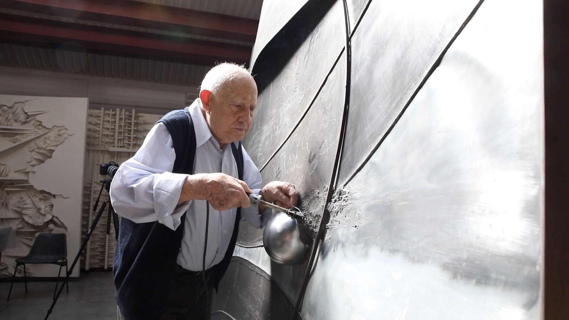 Der italienische Künstler Arnaldo Pomodoro arbeitet am Kunstwerk L'inizio del tempo