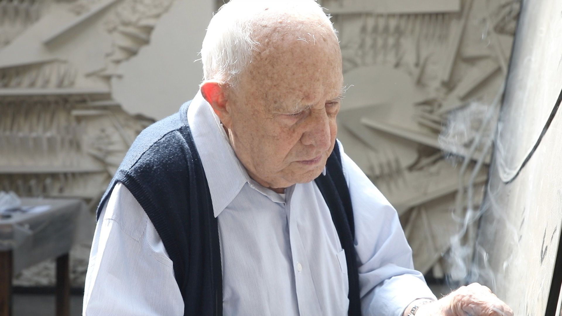 Der italienische Künstler Arnaldo Pomodoro arbeitet am Kunstwerk L'inizio del tempo