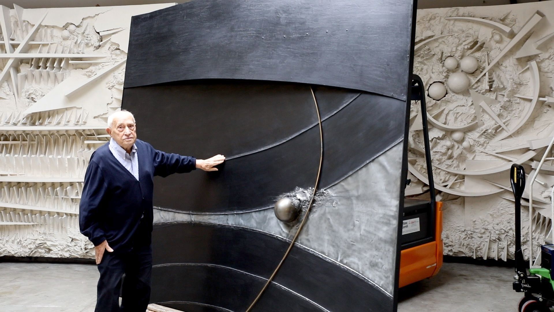 L'artista italiano Arnaldo Pomodoro davanti all'opera L'inizio del tempo
