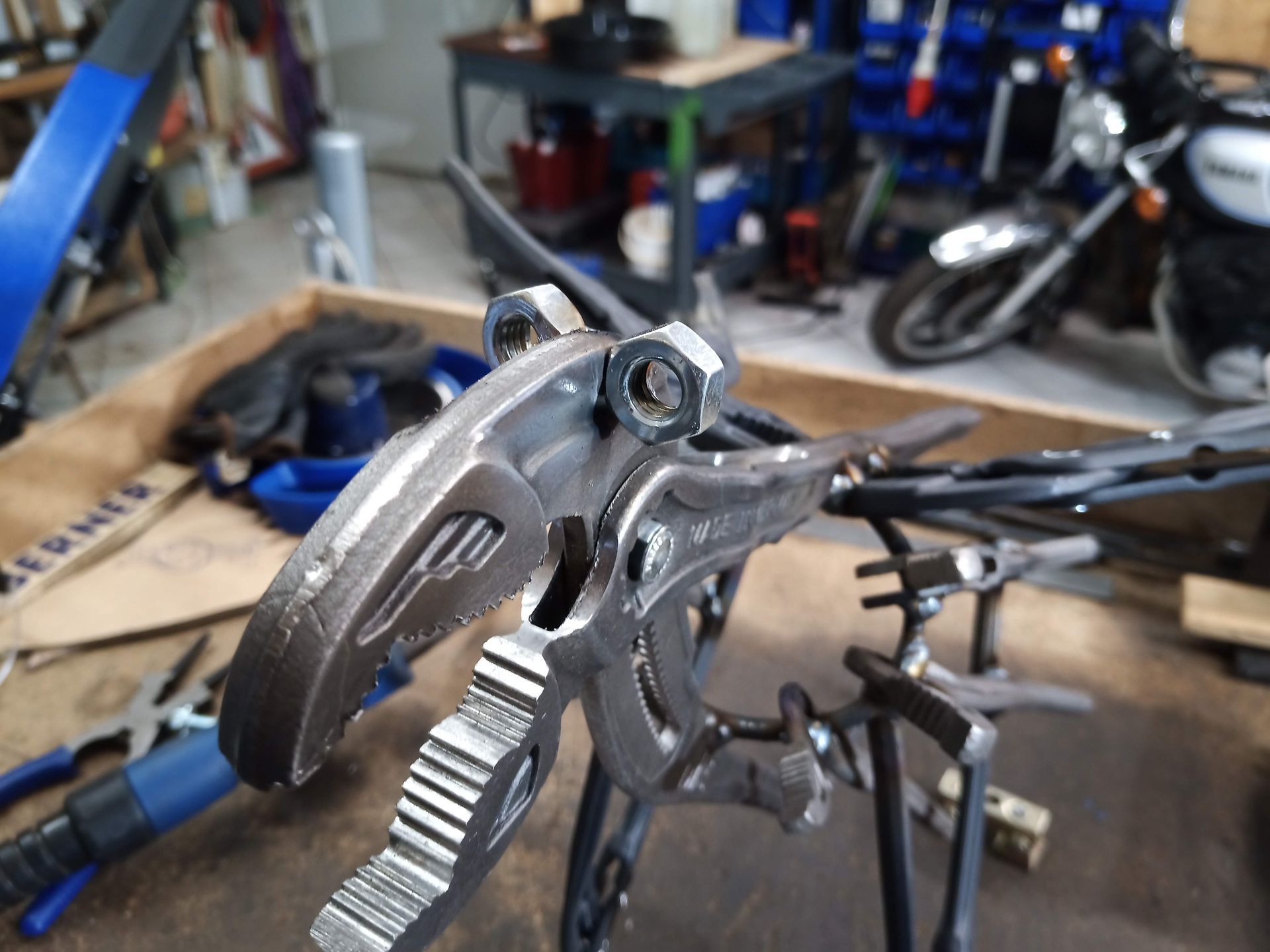 Drache gebaut aus Wasserpumpenzangen MX Dragon MX