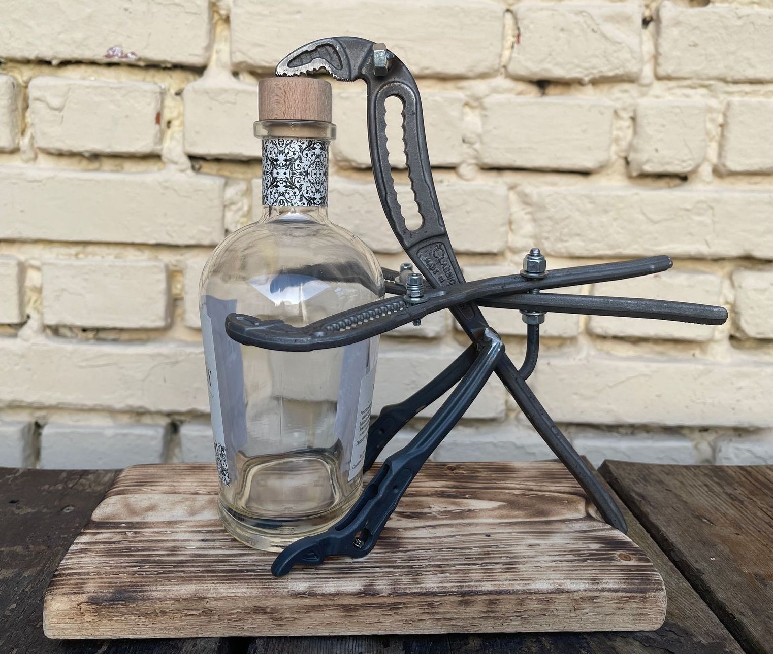 Halter für Flaschen gebaut aus Wasserpumpenzangen RuMonkey Halter