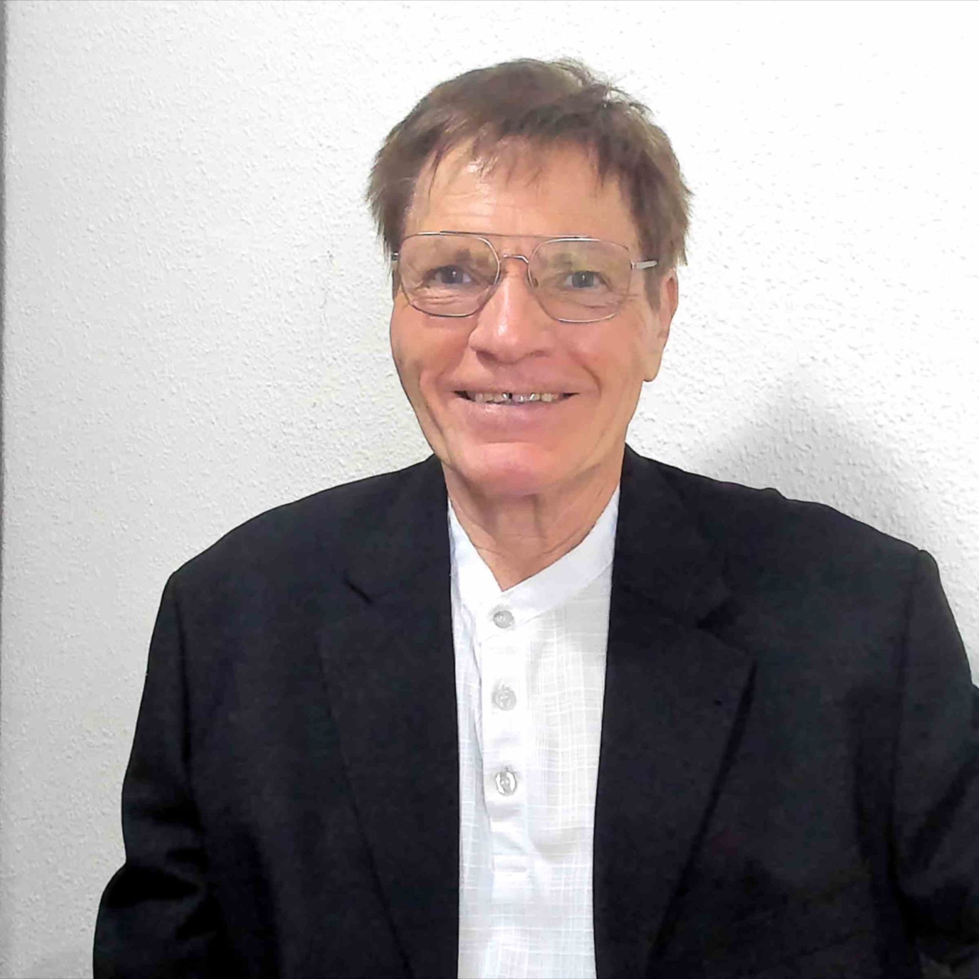 „Pressemitteilung über Paul Röhrigs Methode zur Zukunftsvorhersage mit der eigenen Stimme – Bild zeigt den Forscher und Coach für geistige Entwicklung“