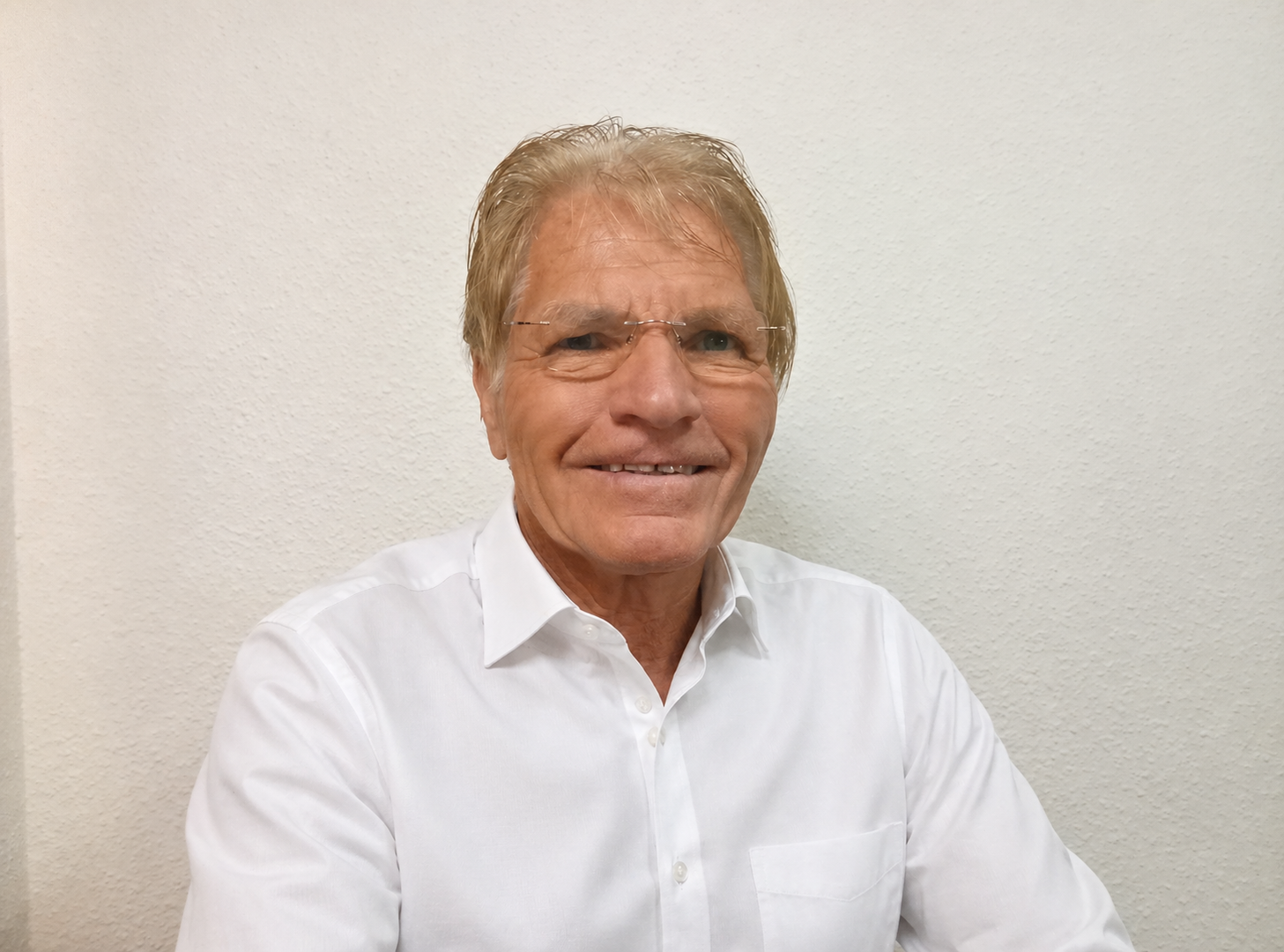 Porträt von Paul Röhrig in heller, spiritueller Kleidung, repräsentiert Forschung zu geistigem Heilen und Intuition