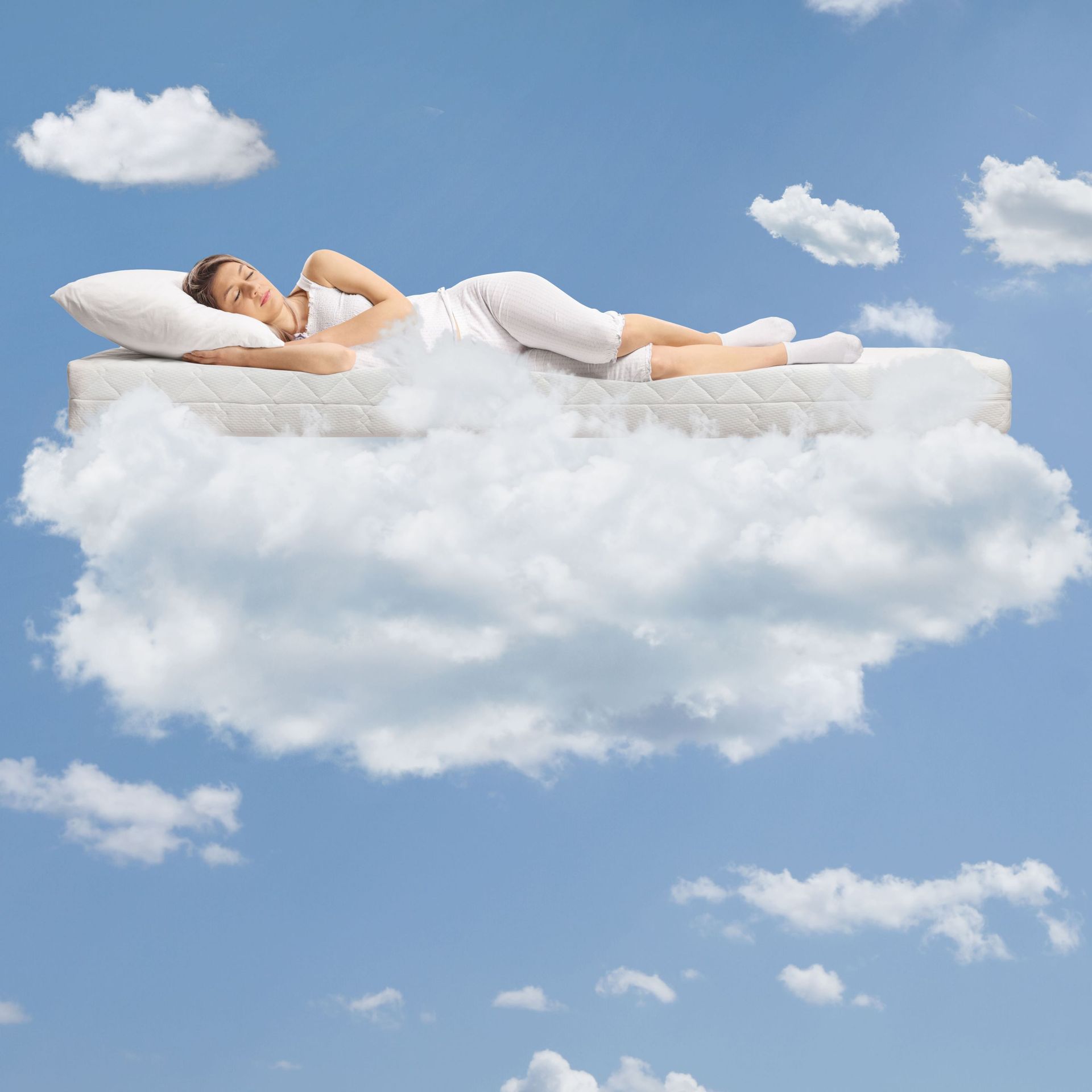 „Person schläft friedlich auf einer Wolke – symbolisiert erholsamen Schlaf durch mentale Suggestionen und Affirmationen“