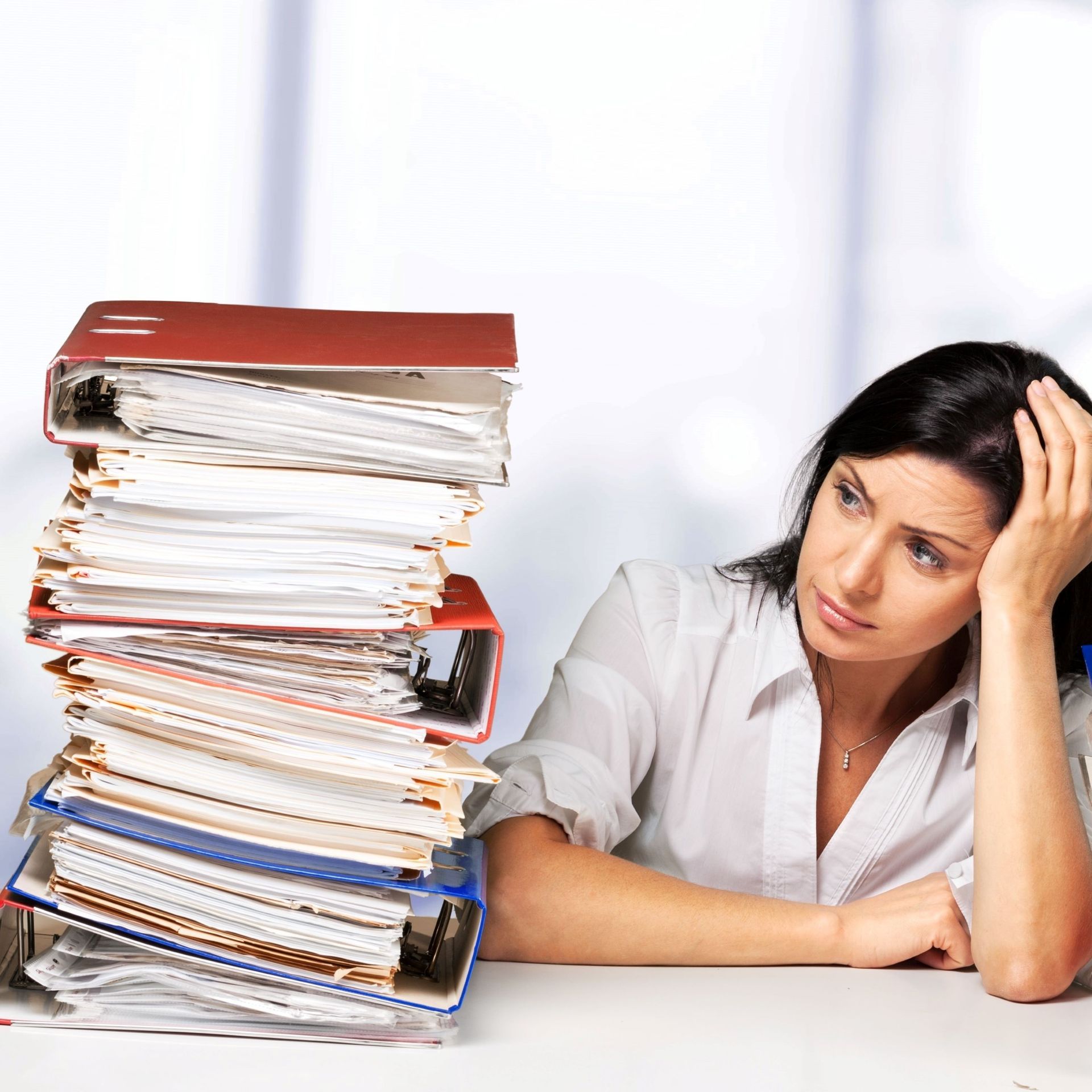 „Mehr Erfolg und Zufriedenheit durch Ordnung mit Paul Röhrig – Bild zeigt überforderte Person als Metapher für die Kraft klarer Lebensgestaltung“