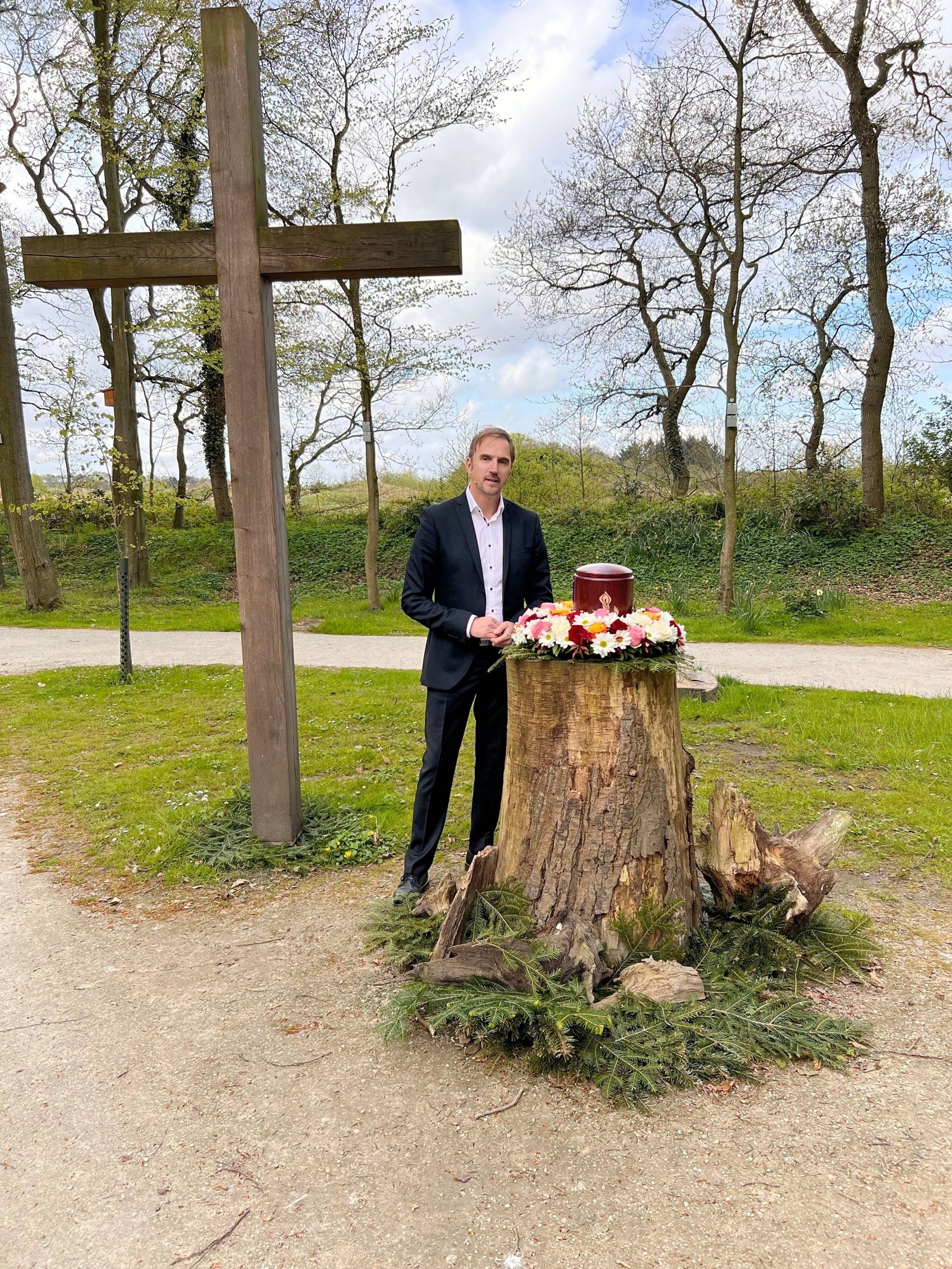 Trauerredner Hans Joachim Röpkes - Urnenebeisetzung in Friedwald Lütetsburg
