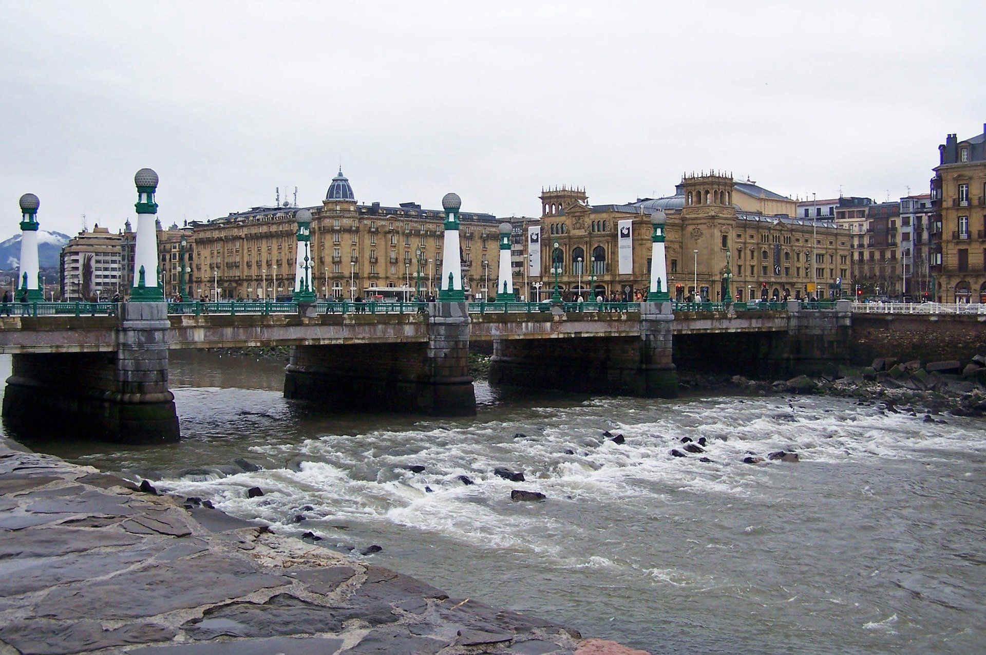 PROFESIONALTASUNA ETA HURBILTASUNA. Pertsonen eta familien gatazkak konpontzen ditugu