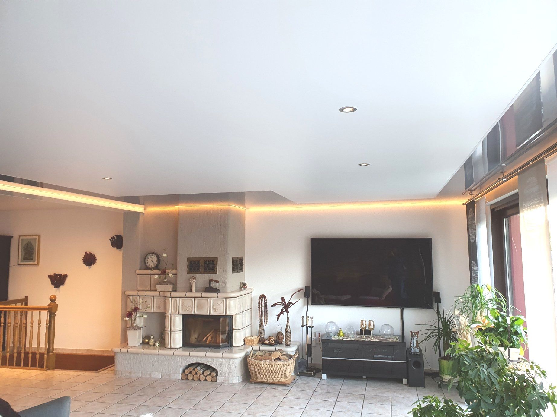 matt weiße Spanndecke in Dachschräge