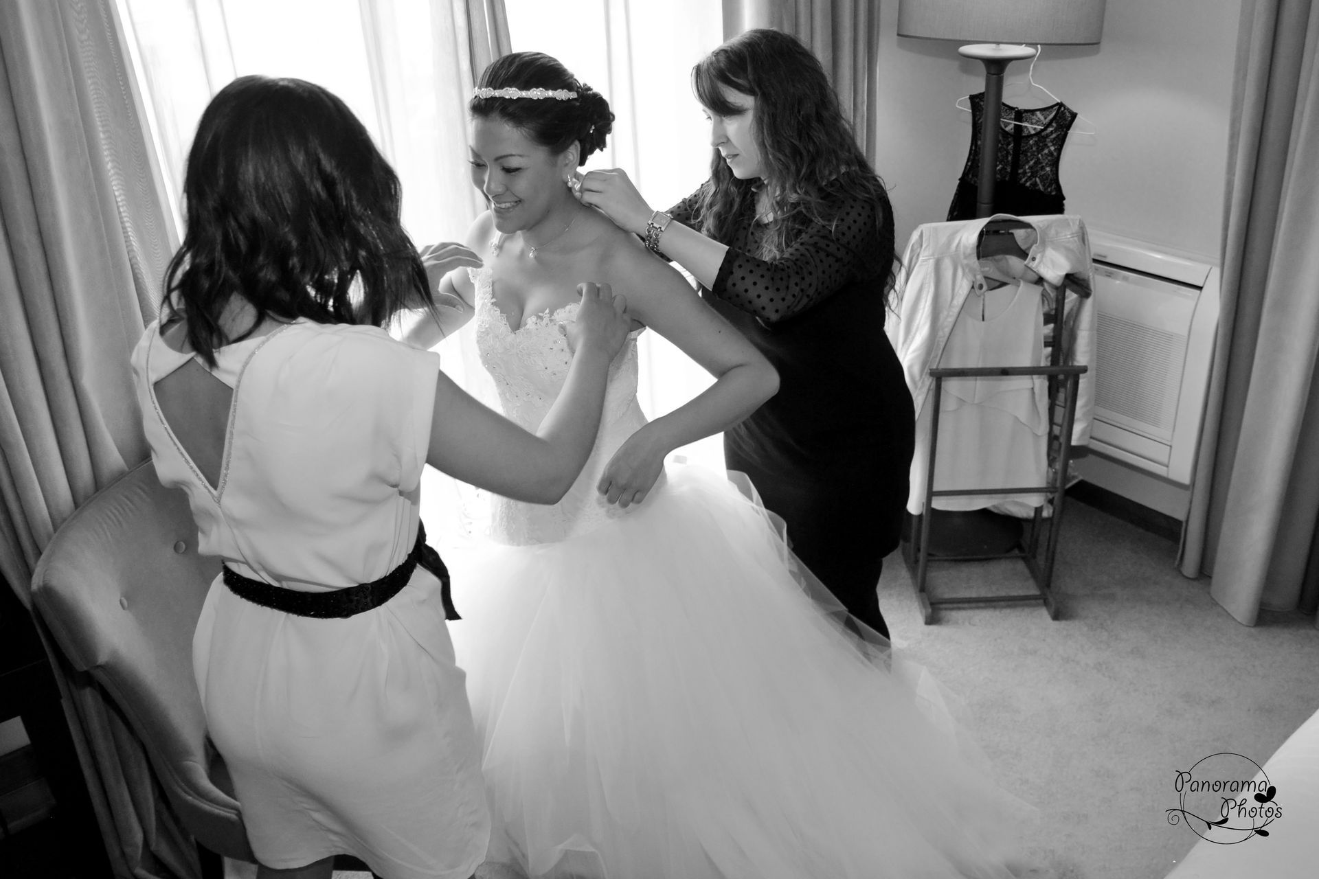 photo de mariage montrant une mariée habillée par ses demoiselles d'honneur