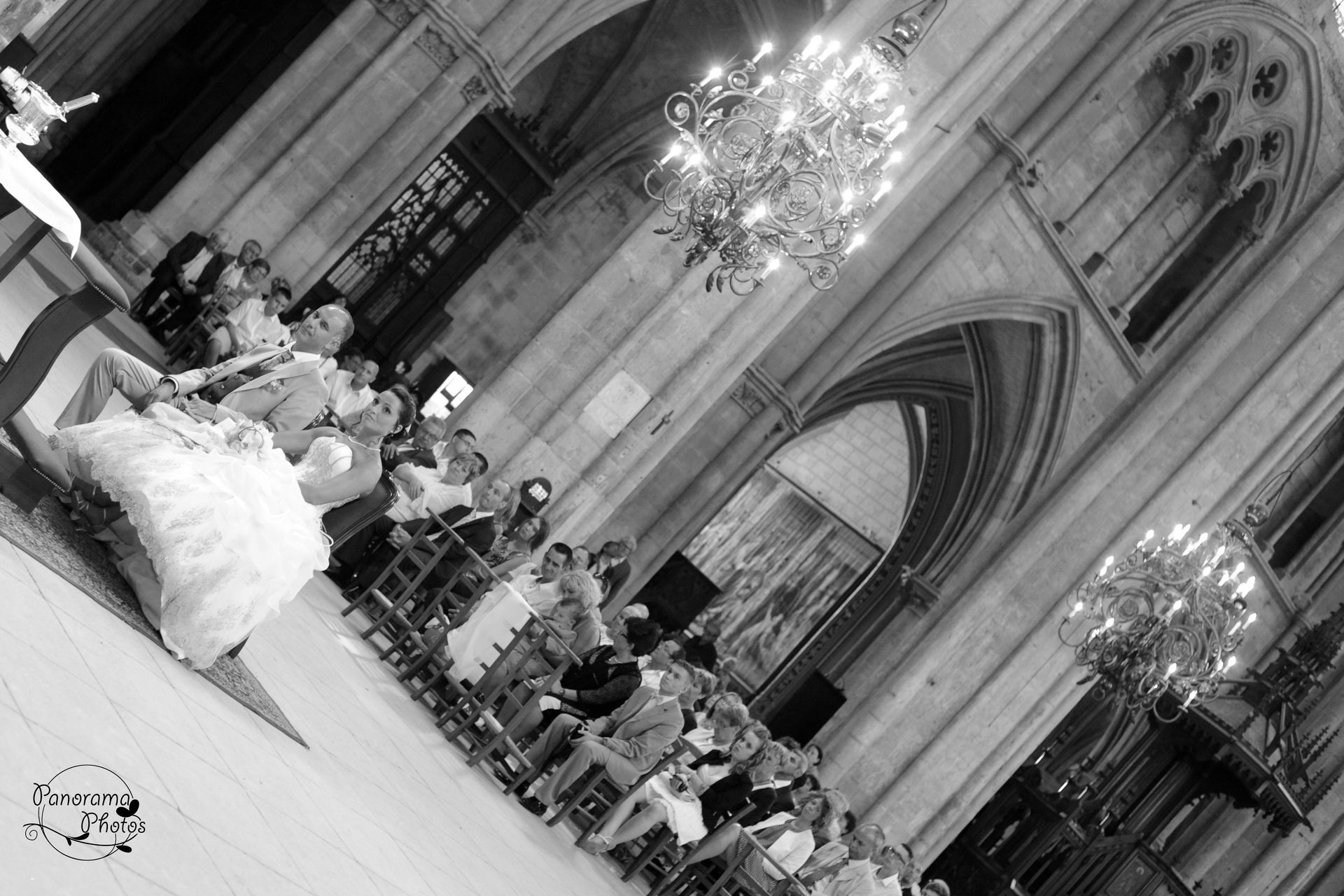 photo de mariage montrant une vu d'ensemble cérémonie de mariage à la cathédrale de Bourges