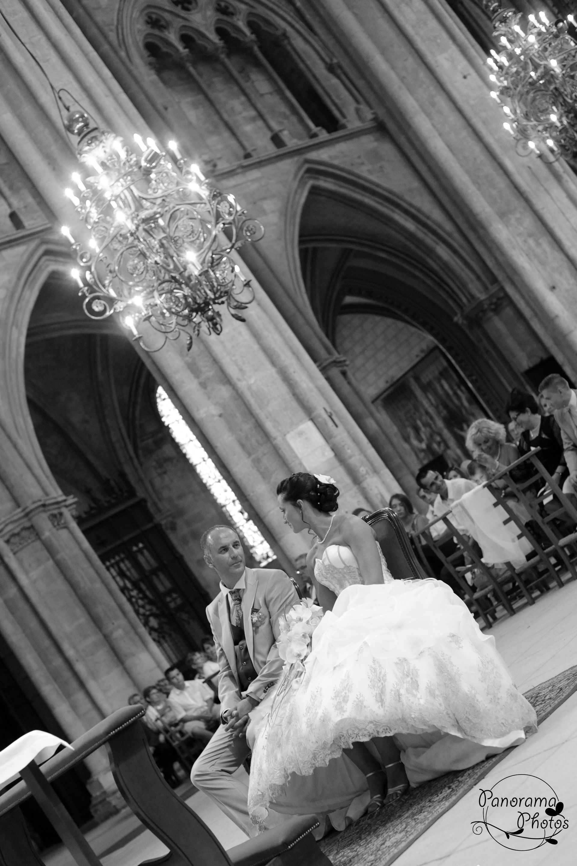 photo de mariage montrant un couple de marié se regardant à l'église