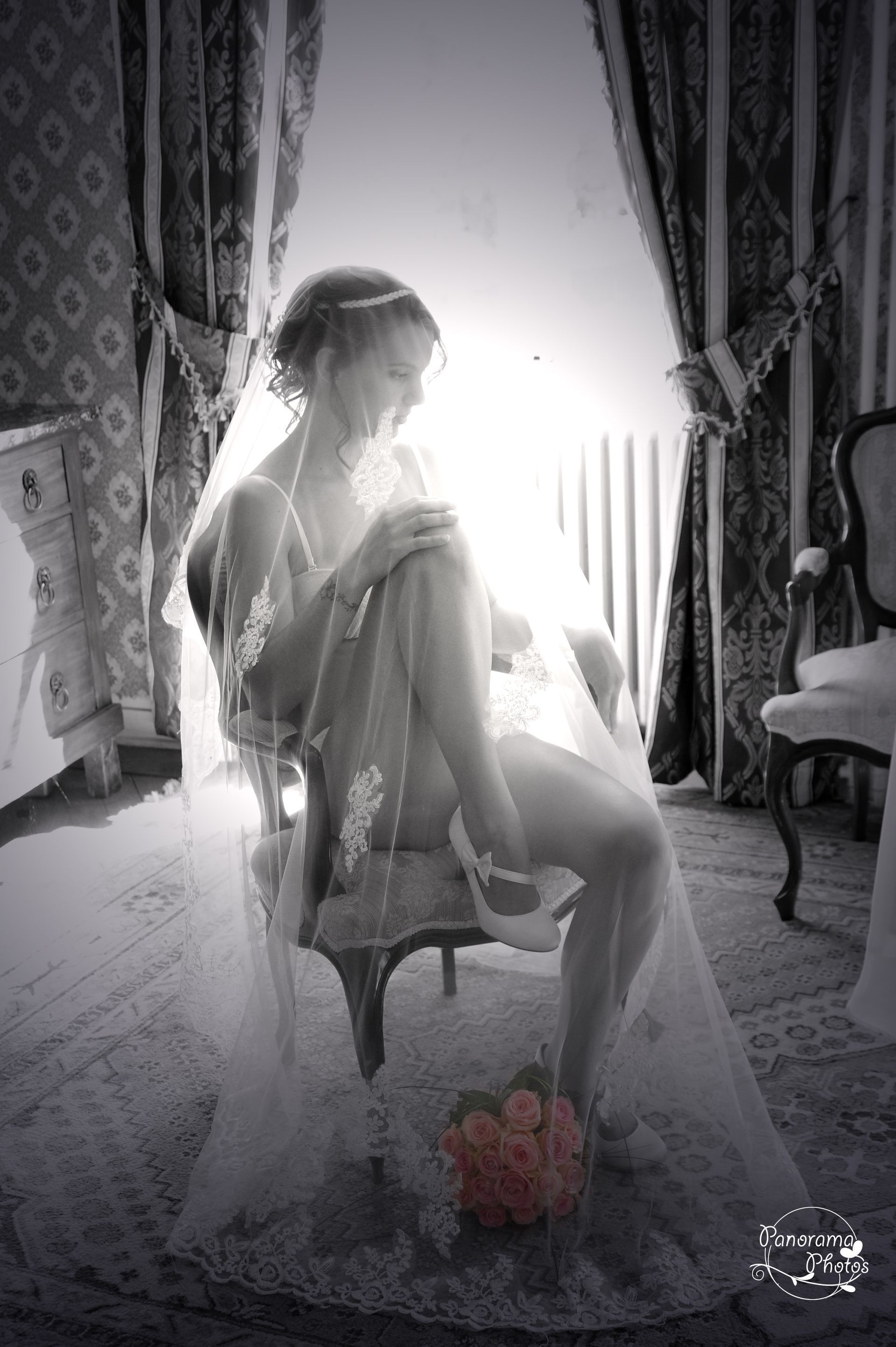 photo de mariage montrant une mariée pensive assise sur une chaise