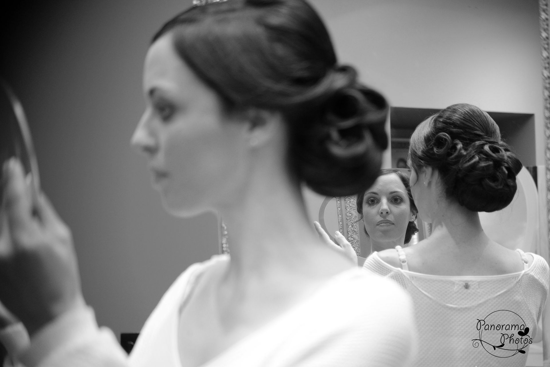 photo de mariage montrant une mariée se regardant dans le miroir
