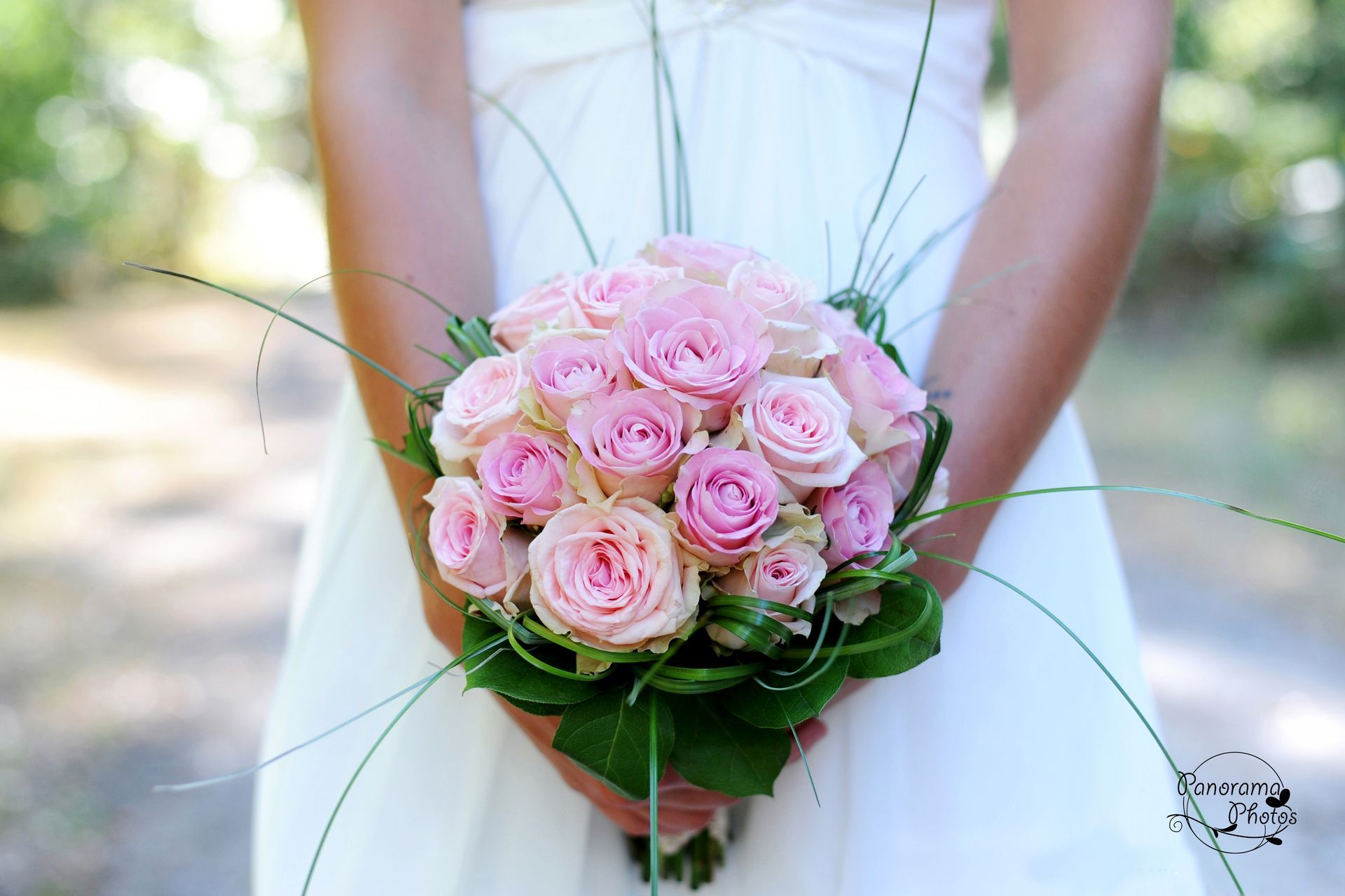 photo de mariage montrant un gros plan bouquet de mariée