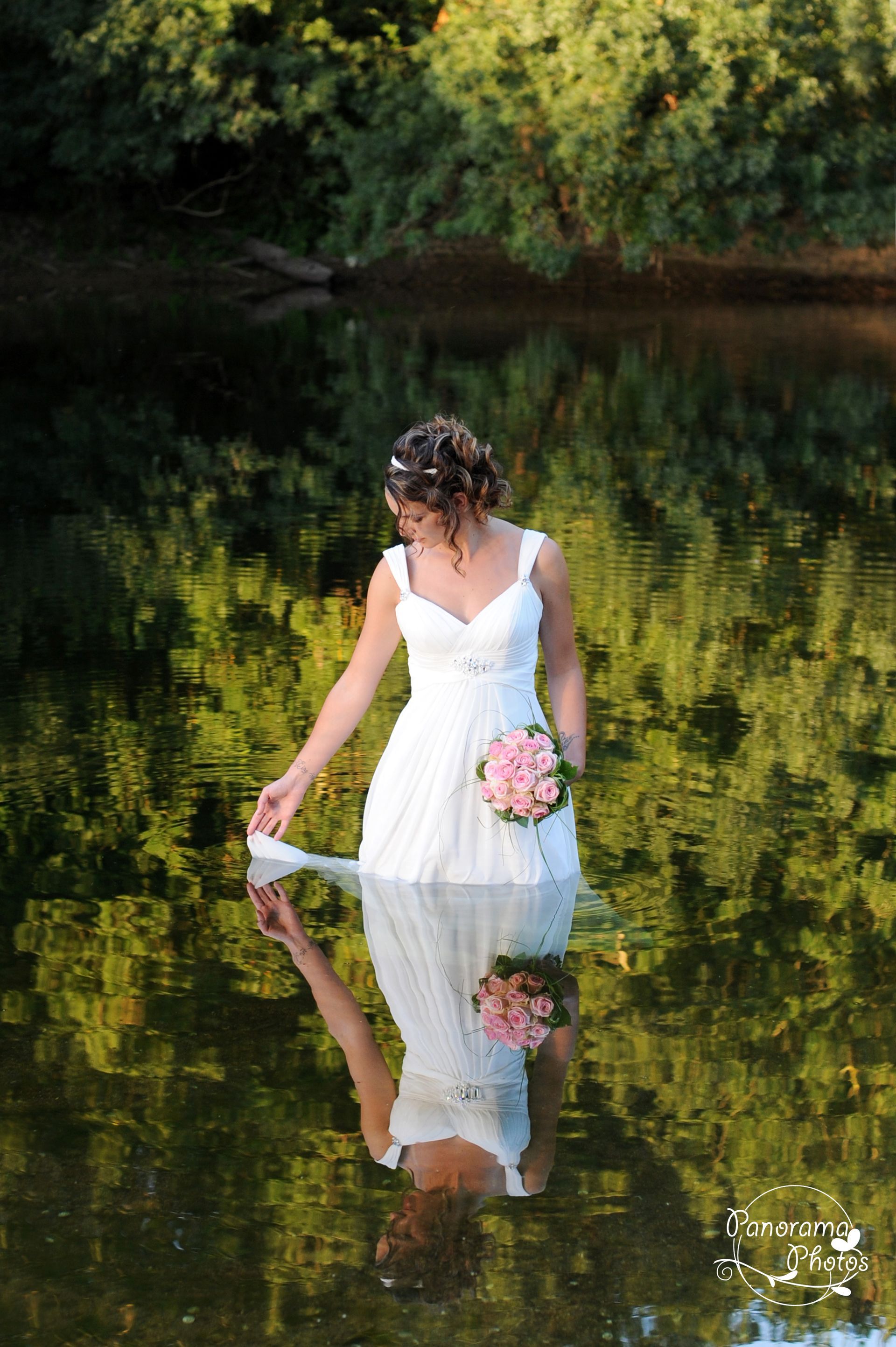photo de mariage montrant une mariée dans l'eau avec son reflet