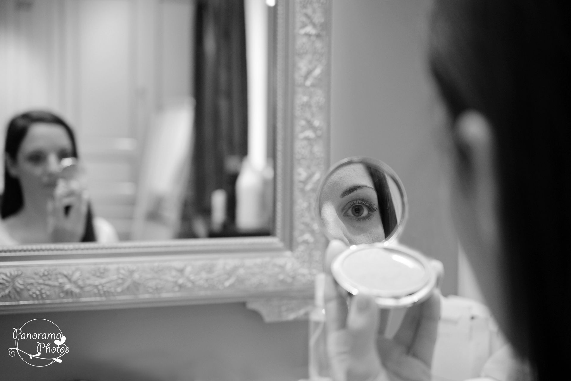 photo de mariage montrant un gros plan mariée qui se maquille