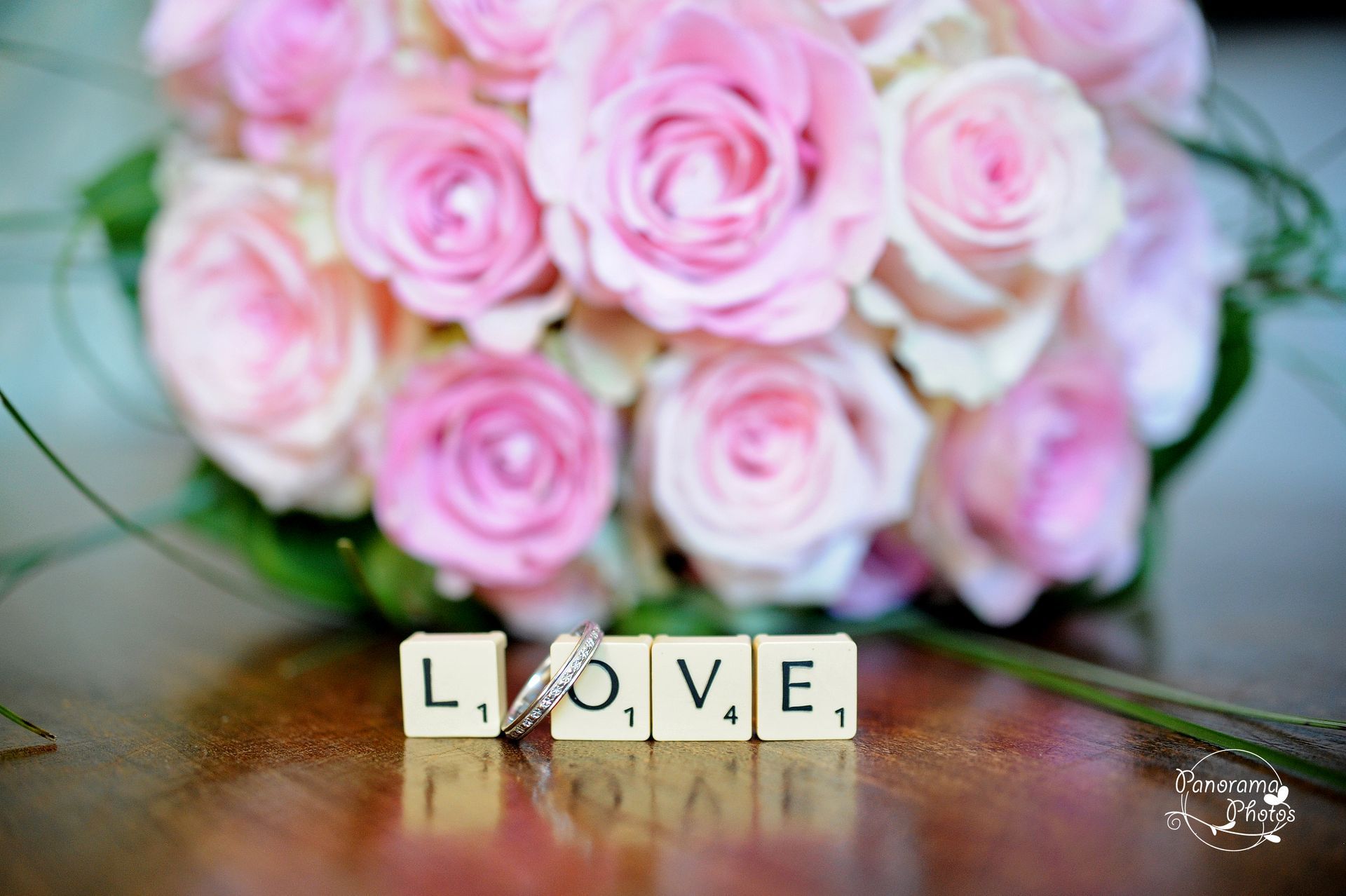 photo de mariage montrant un bouquet et lettre de scrabble écrivant love