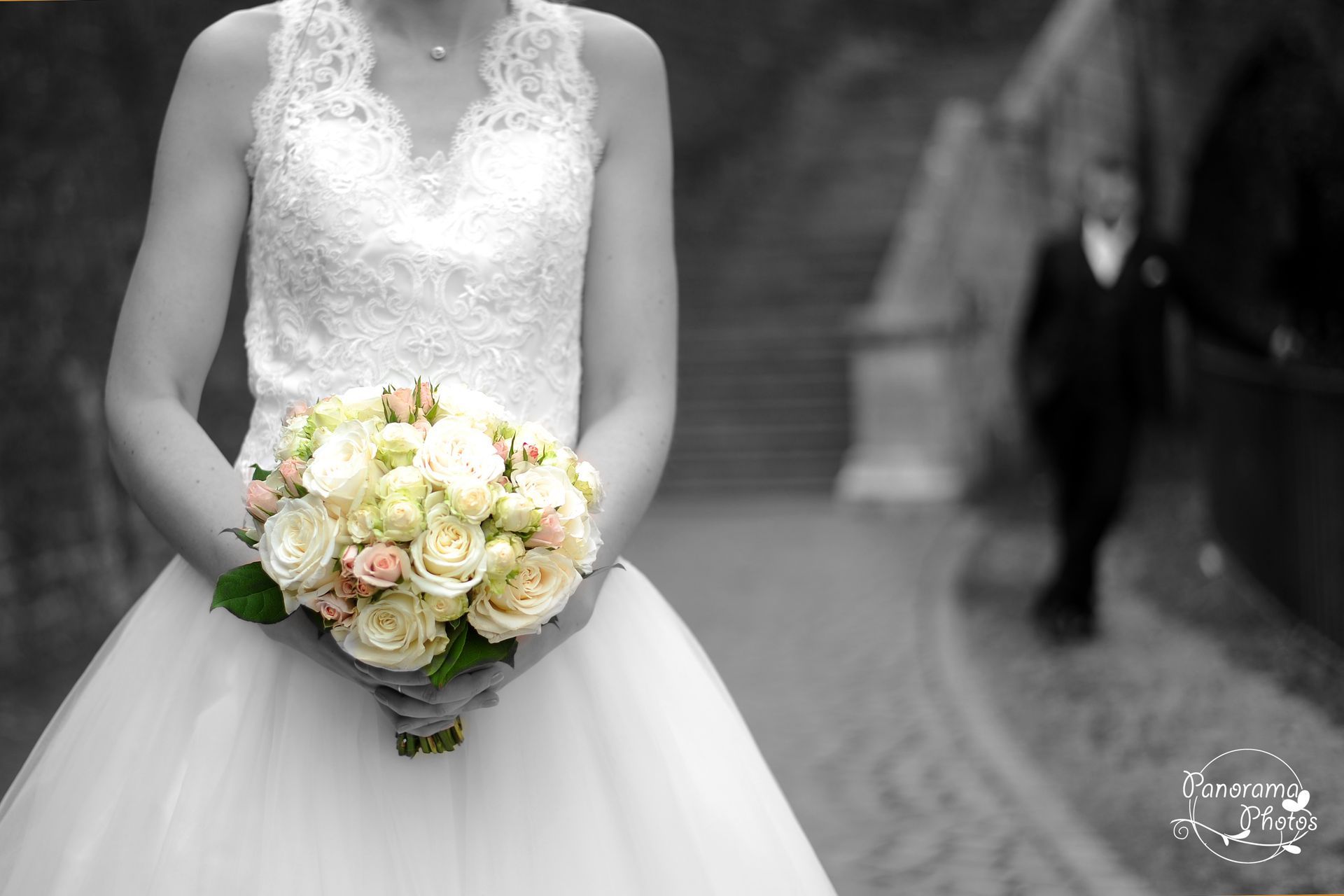 photo de mariage montrant un gros plan bouquet de mariée