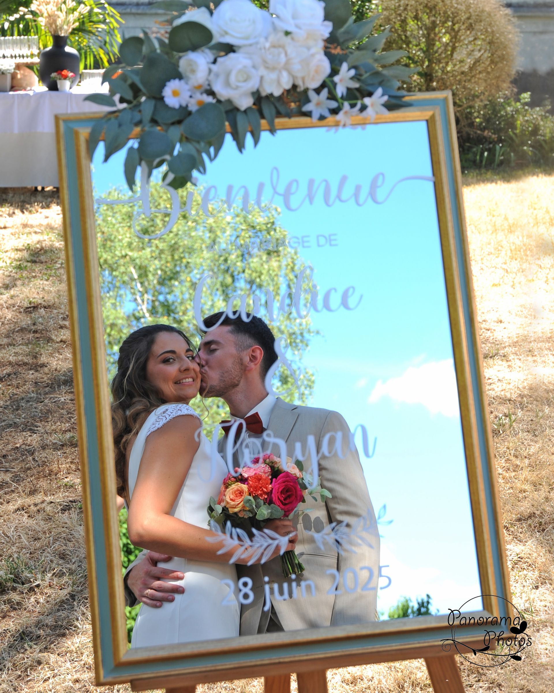 reflet d'un couple de marié dans un miroir avec leur prénom et la date de leur mariage