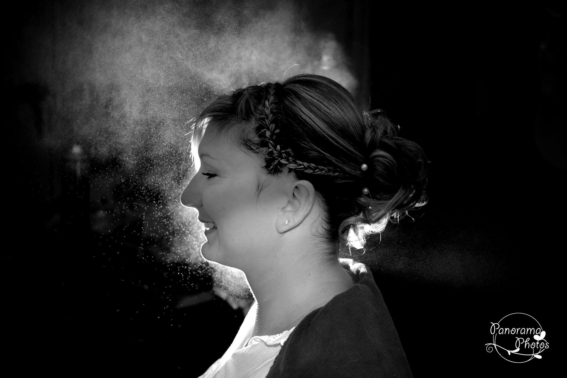 photo de mariage montrant une mariée se faisant coiffer