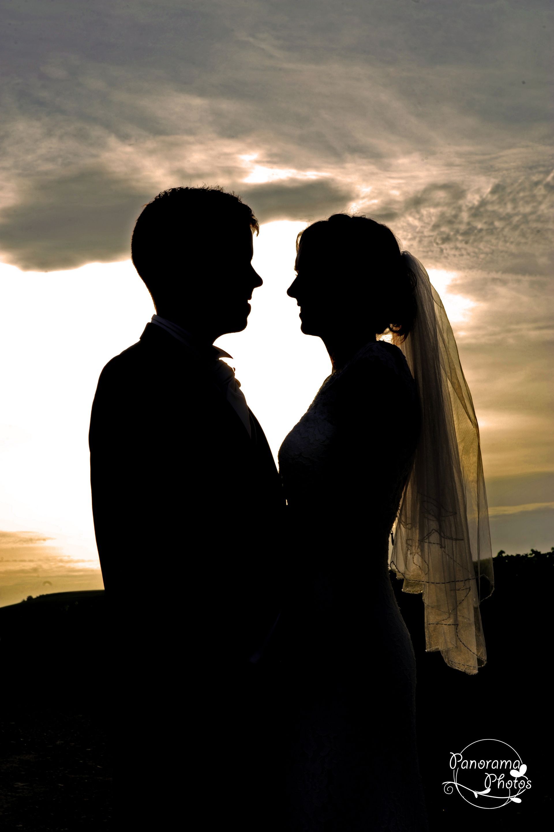 photo de mariage montrant des mariés en contre jour