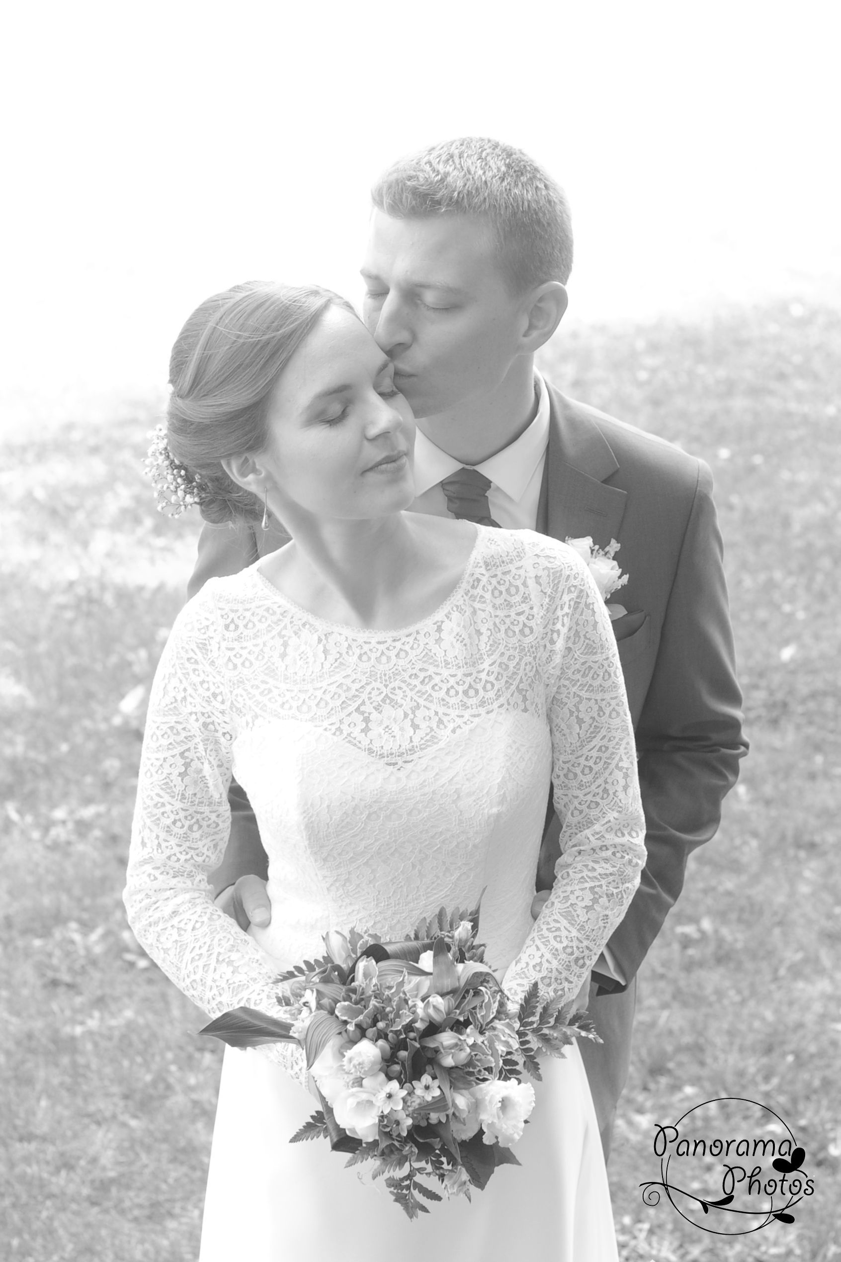 photo de mariage montrant des Mariés s'embrassant