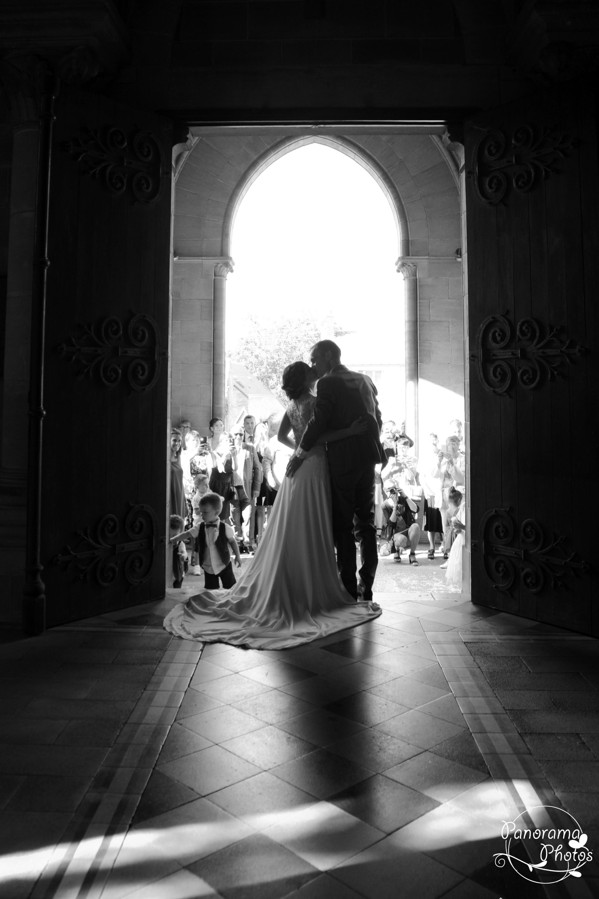photo de mariage montrant la sortie d'église des mariés