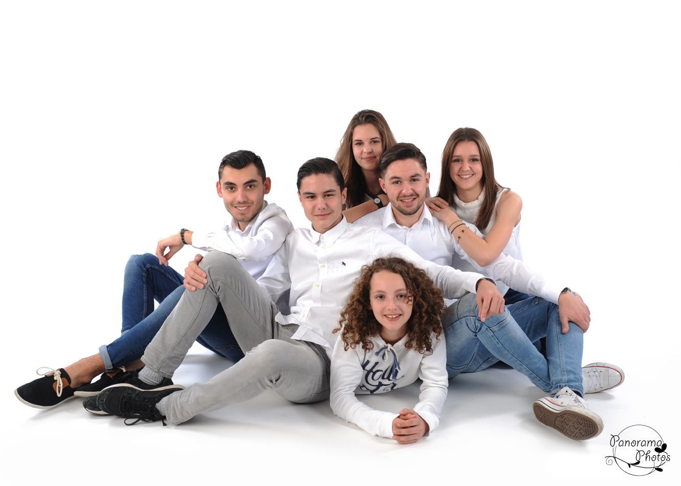 séance photo studio portrait famille assis au sol