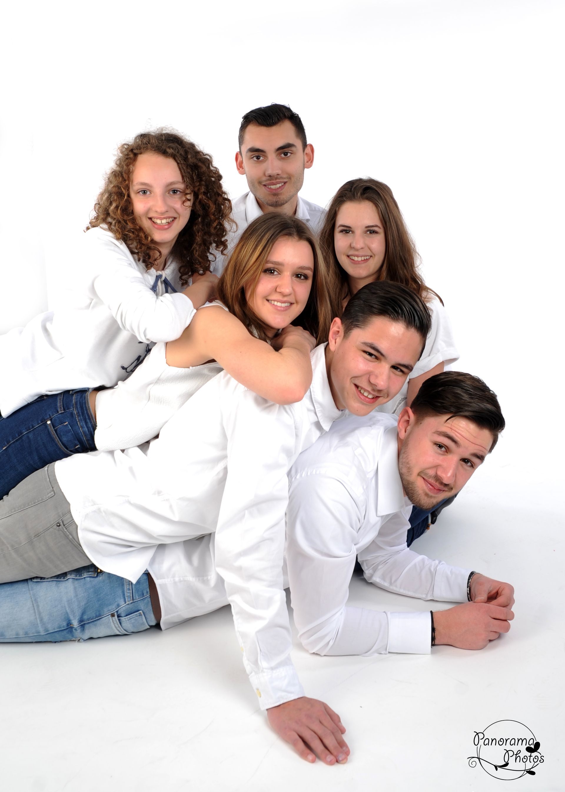 séance photo studio portrait famille couché au sol