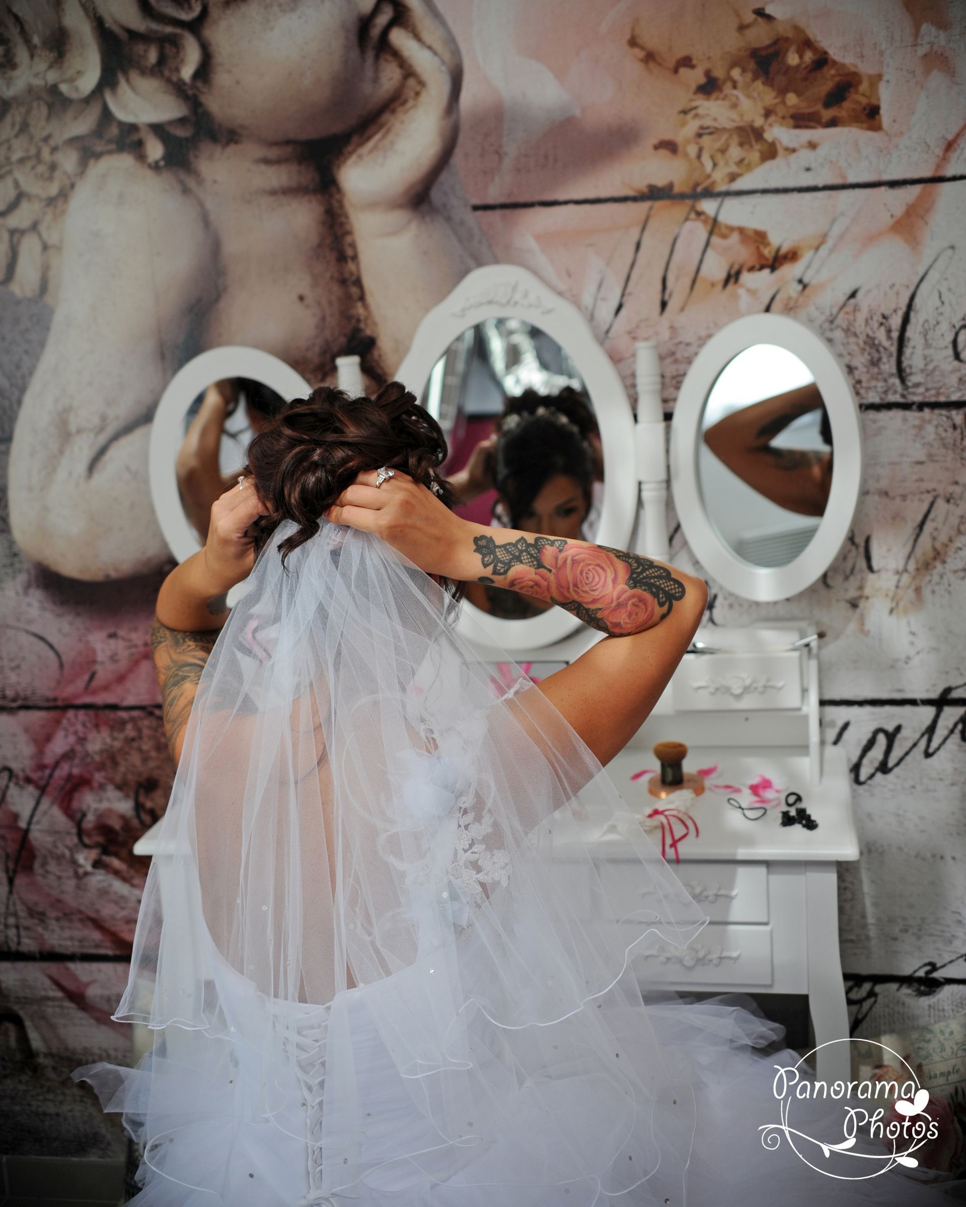 photo de mariage montrant une mariée se coiffant devant son miroir