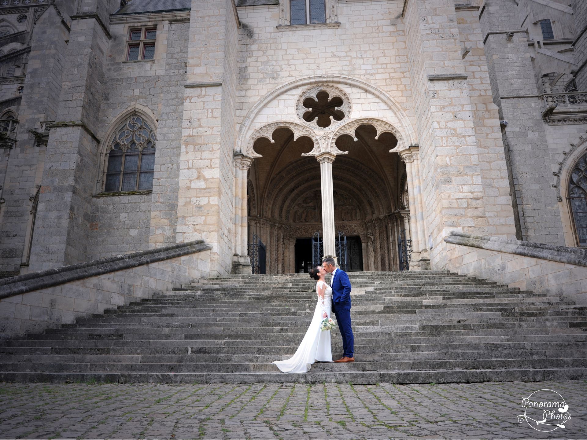photo de mariage montrant des mariés s'embrassant devant le cathédrale de Bourges
