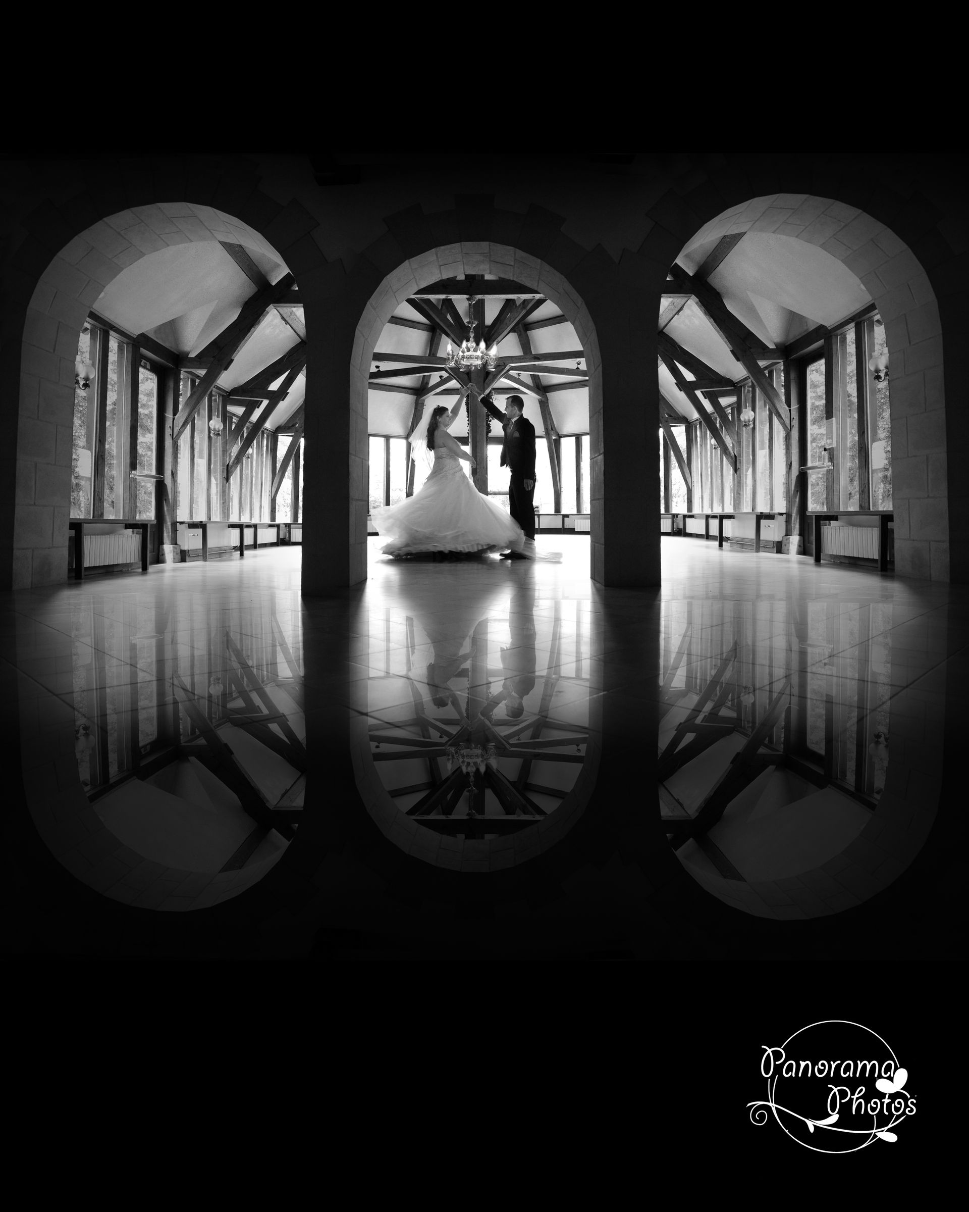 couple de marié en train de danser sur des arches en noir et blanc