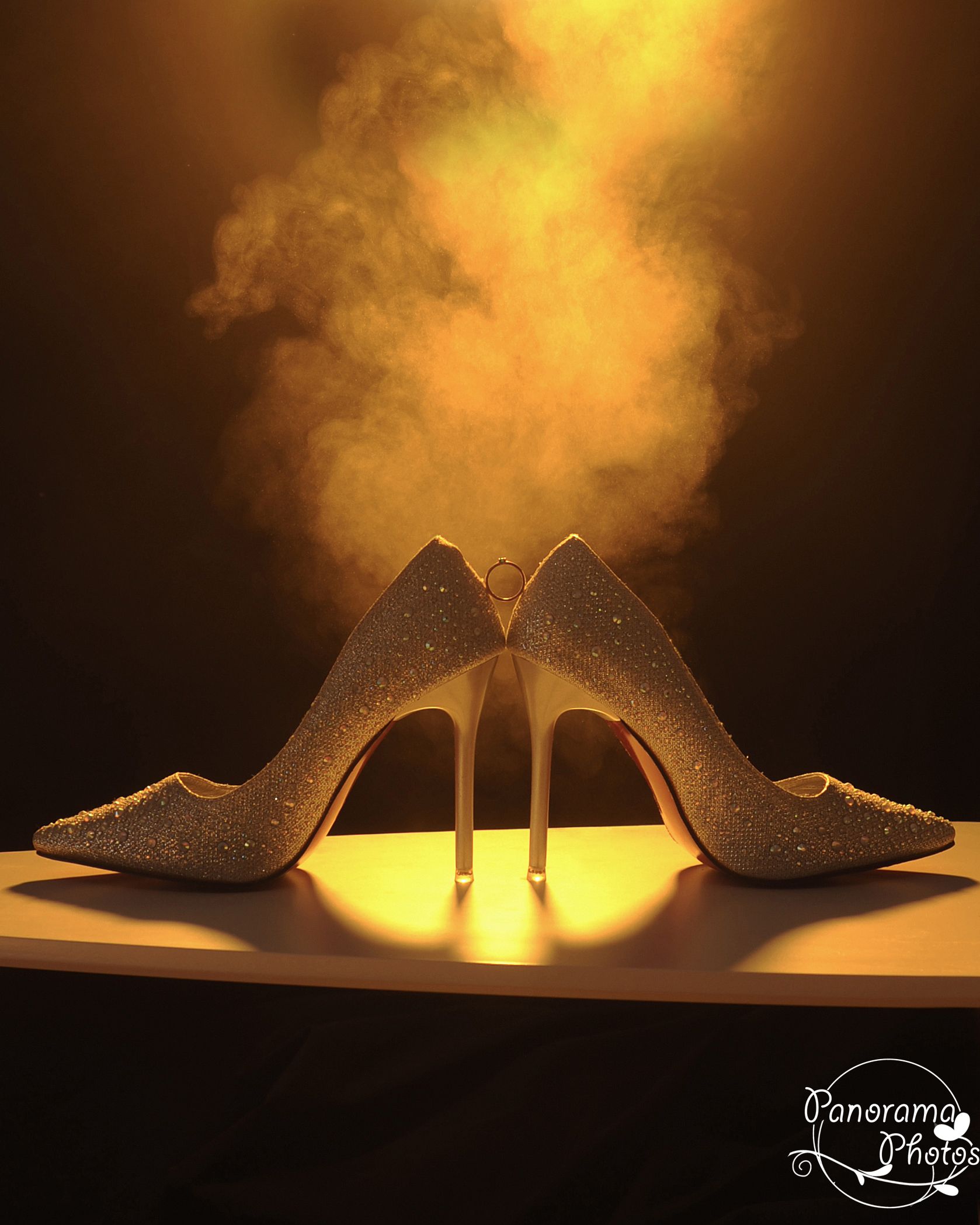 photo de mariage montrant des chaussures de mariée en gros plan avec fumigène