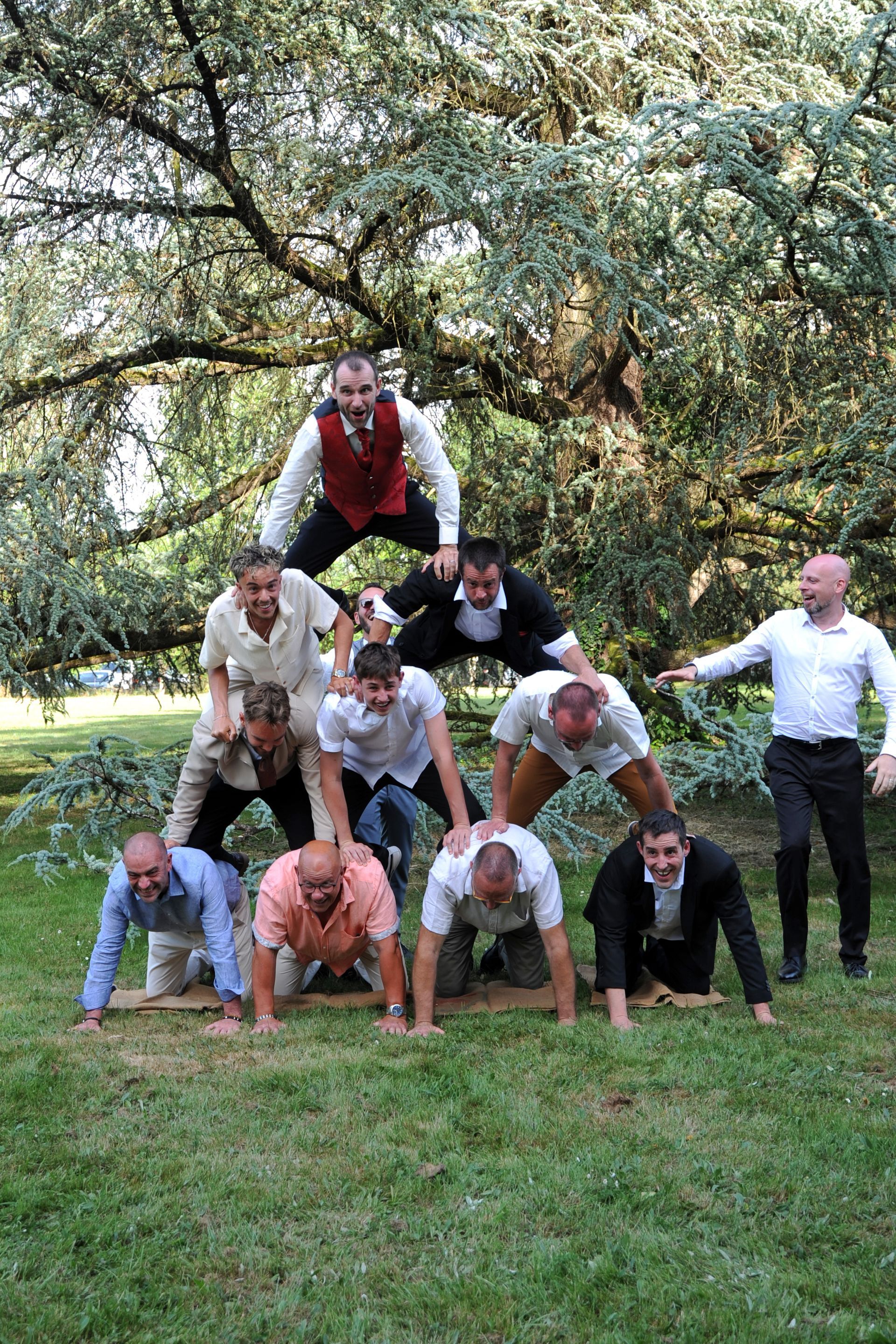 photo de groupe en pyramide