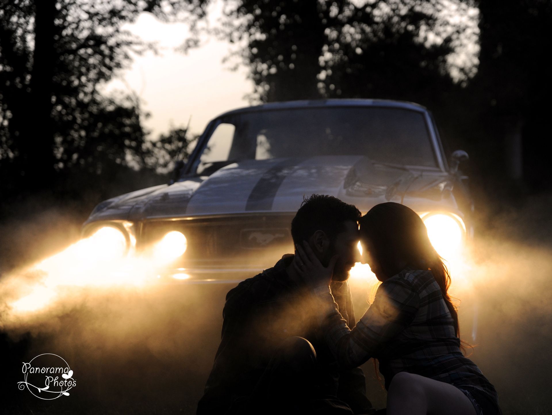 séance photo extérieure portrait couple en contre jour devant les phares d'une voiture avec fumigène