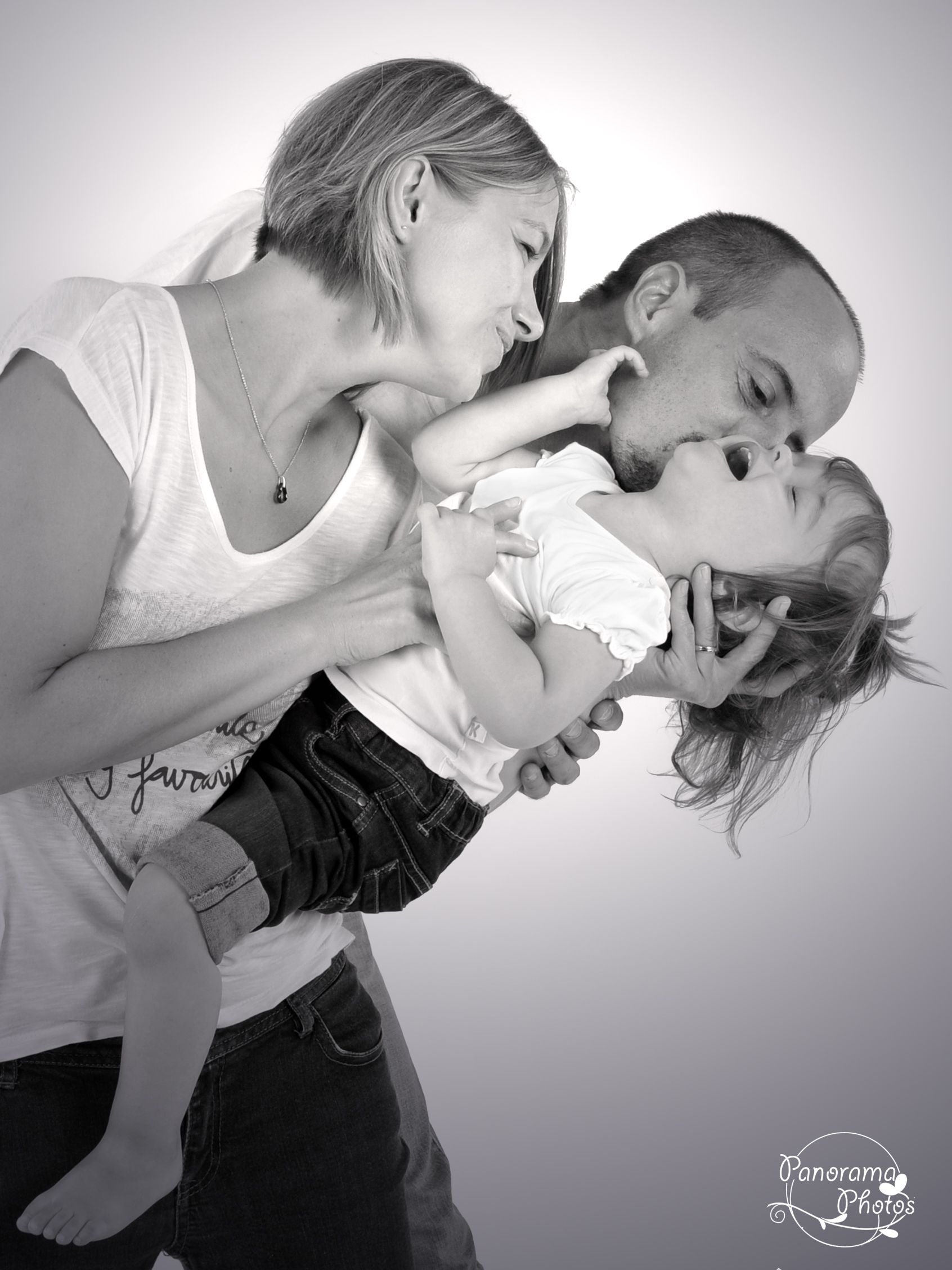 séance photo studio portrait famille petite fille qui rit